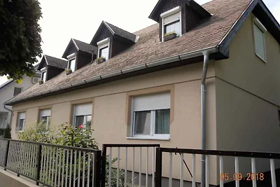 Ferienwohnung mit Gartenpavillon in der Mitte