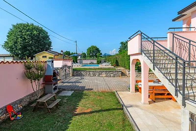 Villa mit Pool und Garten