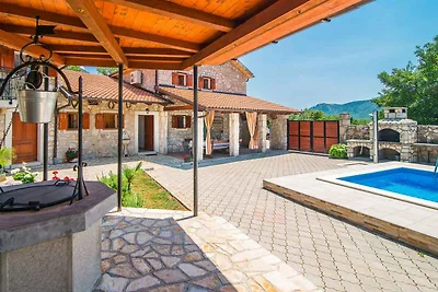 Villa mit Pool und Garten