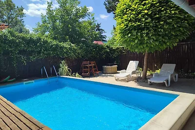 Ferienhaus mit Pool nur 200 m vom Strand