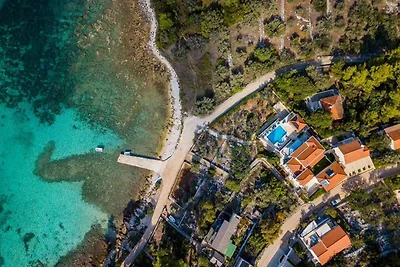 Villa mit Pool und Terrasse