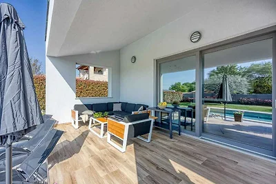 Villa mit Pool und Klimaanlage