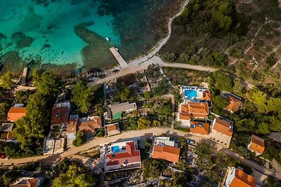 Villa mit Pool und Terrasse
