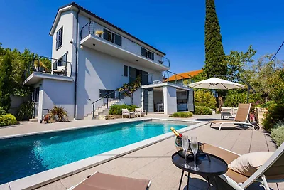 Villa mit Pool in ruhiger Lage
