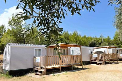 Mobilehome mit halbgedachter Holzterrasse