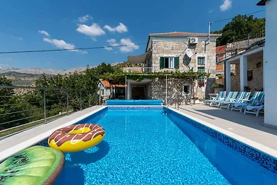Ferienhaus mit Pool und Grill