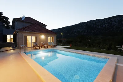 Villa mit grossem Aussenpool