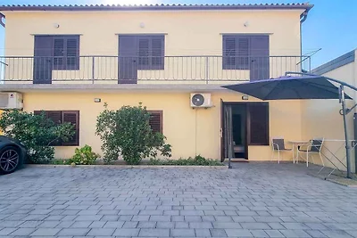 Ferienwohnung mit Terrasse mit Tisch und Stüh