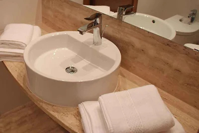 Hotelapartment mit Balkon, Klimaanlage und