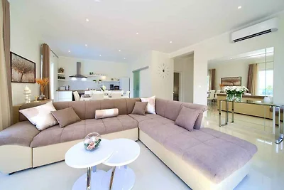 Modernes Ferienhaus mit Meerblick in der Nähe