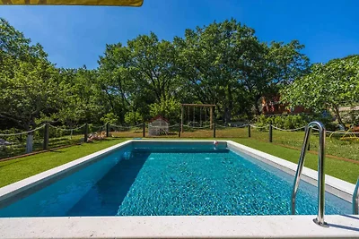 Ferienhaus mit Pool und Grill