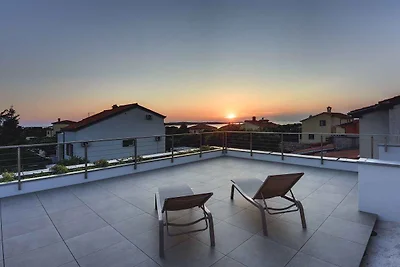 Villa mit Swimmingpool und Meerblick