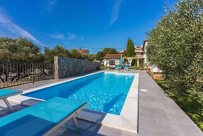 Ferienhaus mit Pool und Grill