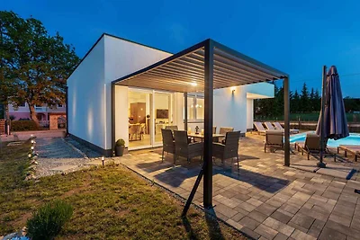 Villa mit Aussenpool und Whirlpool