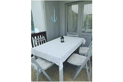 Ferienhaus mit Spielzeug im Garten