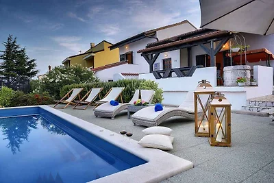 Villa mit Pool und Grill