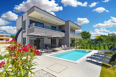 Villa modern eingerichtet mit Swimmingpool