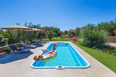 Villa mit Pool und Garten