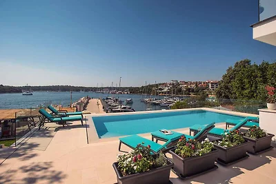 Villa mit Pool und Meerblick