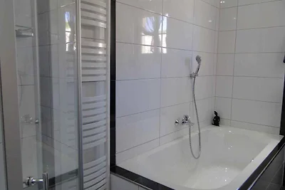 Ferienwohnung mit Pool und Meerblick
