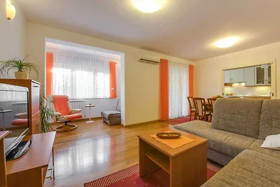 Villa mit Pool und Parkplatz