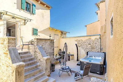 Renoviertes Steinhaus mit Whirlpool in