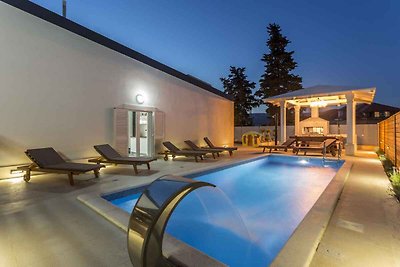Ferienhaus mit Pool und Jacuzzi