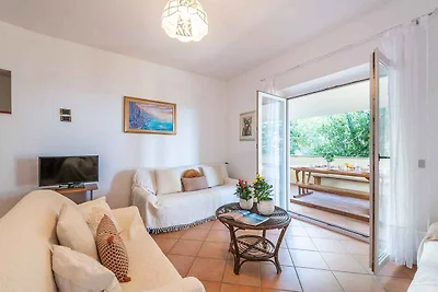 Villa mit Terrasse und Parkplatz