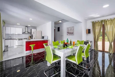 Ferienhaus mit Pool in ruhiger Lage