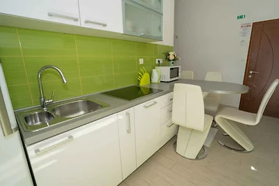 Ferienwohnung mit Pool und Meerausblick