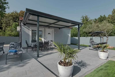 Ferienhaus mit Swimmingpool in Strandnähe