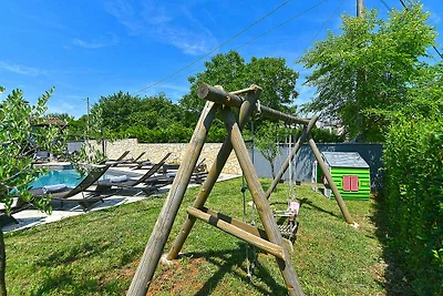 Villa mit Swimmingpool, Kinderspielplatz und
