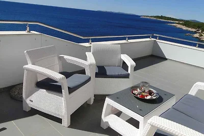 Ferienwohnung mit Pool und Meerblick