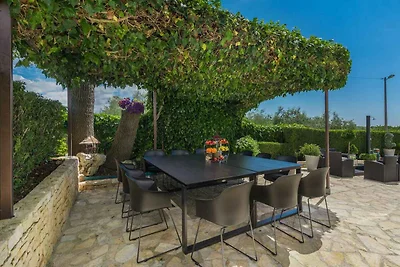 Villa mit Pool und Garten in ruhigen Dorf in 