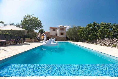 Ferienhaus mit Pool für 8 Personen