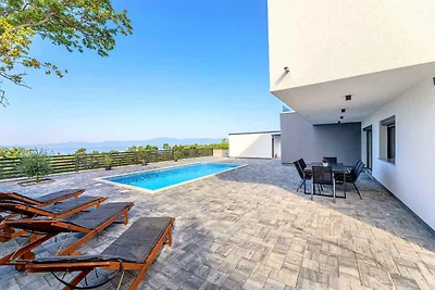 Villa mit Schwimmbad im ruhigen Dorf Smrika