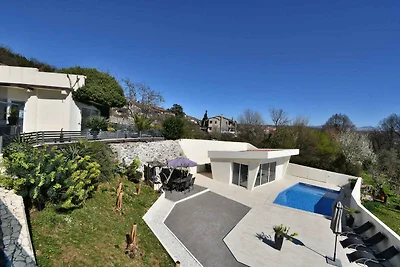 Luxuriöse Unterkunft mit Pool in Matulji
