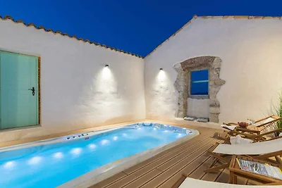 Villa mit Dachpool, Sauna und Garten in idyll