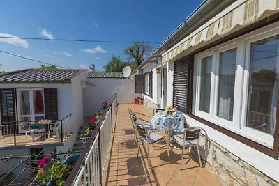 Ferienhaus mit Balkon und Klimaanlage