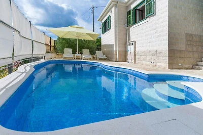 Ferienhaus mit Pool und Klimaanlage