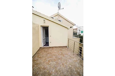 Ferienhaus mit Balkon und Klimaanlage