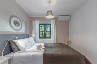 Villa mit Pool, Whirlpool und eingezäunten