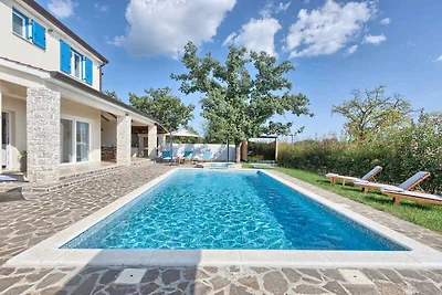 Villa mit Swimmingpool, Sauna und Spielplatz