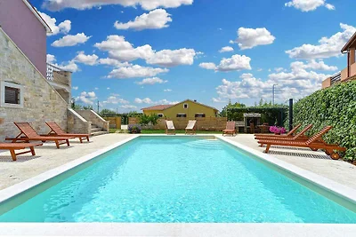 Villa mit Swimmingpool und grossem Garten