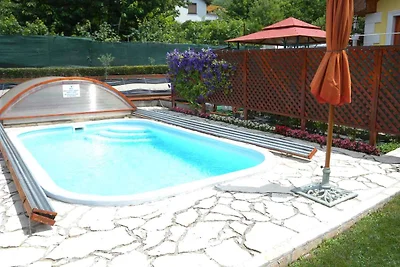 Ferienhaus mit Terrasse und Pool