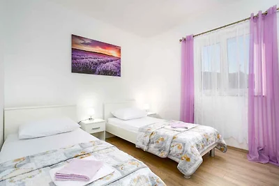 Ferienwohnung mit Pool und Meerausblick