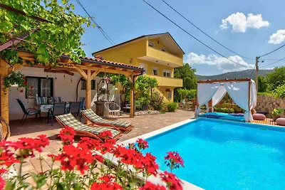 Ferienhaus mit Pool und Klimaanlage