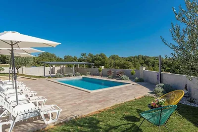 Villa mit Swimmingpool und schönem Garten