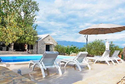 Villa mit Pool in abgeschiedener und ruhiger