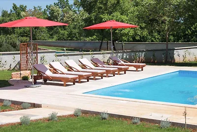 Ferienhaus mit Aussenpool und Grill
